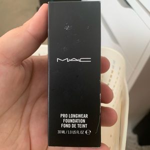 New Mac Pro longwear foundation & paint pot